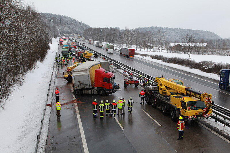 Schwerer Lkw-Unfall auf der A 8 in Richtung Salzburg: Die Bilder