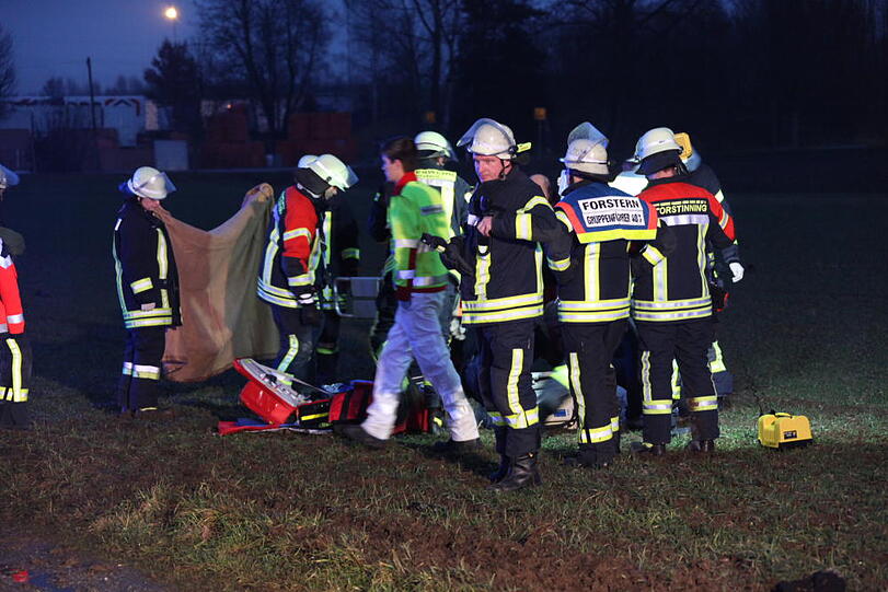 In Forstinning wurde eine Frau angefahren und schwer verletzt - Bilder von der Unfallstelle