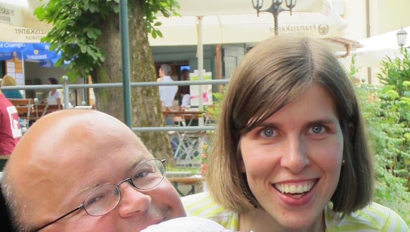 EIN BALANCEAKT UND NOCH VIEL MEHR -
Er hat einen enormen Mut und Zivilcourage, und sein Schicksal spornt den 49- jährigen Oswald Utz ( auf dem Bild mit Partnerin Andrea und Tochter Magdalena) an, das Zusammenleben von Behinderten und Nichtbehinderten zu fördern. Auf beiden Seiten wirbt er um Verständnis: „Das ist ein Balanceakt.“
Seit zehn Jahren ist Oswald Utz der ehrenamtliche Behindertenbeauftragte der Stadt München. Jetzt möchte er für die Grünen in den Stadtrat. Utz will sich nicht nur in der Sozialpolitik engagieren: „Es geht mir auch um den Umweltschutz, um eine andere Wirtschaftspolitik und um alternative Energien.“
Er hat auch viel Erfahrung in der Verwaltung – was im Rathaus sehr förderlich ist. EIN BALANCEAKT UND NOCH VIEL MEHR -
Er hat einen enormen Mut und Zivilcourage, und sein Schicksal spornt den 49- jährigen Oswald Utz ( auf dem Bild mit Partnerin Andrea und Tochter Magdalena) an, das Zusammenleben von Behinderten und Nichtbehinderten zu fördern. Auf beiden Seiten wirbt er um Verständnis: „Das ist ein Balanceakt.“
Seit zehn Jahren ist Oswald Utz der ehrenamtliche Behindertenbeauftragte der Stadt München. Jetzt möchte er für die Grünen in den Stadtrat. Utz will sich nicht nur in der Sozialpolitik engagieren: „Es geht mir auch um den Umweltschutz, um eine andere Wirtschaftspolitik und um alternative Energien.“
Er hat auch viel Erfahrung in der Verwaltung – was im Rathaus sehr förderlich ist.