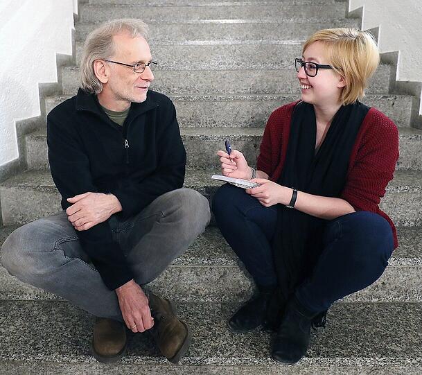 Lächeln? Geht doch! Der doch sehr fröhliche Pessimist Peter Litvai mit AZ-Volontärin Carmen Merckenschlager.
