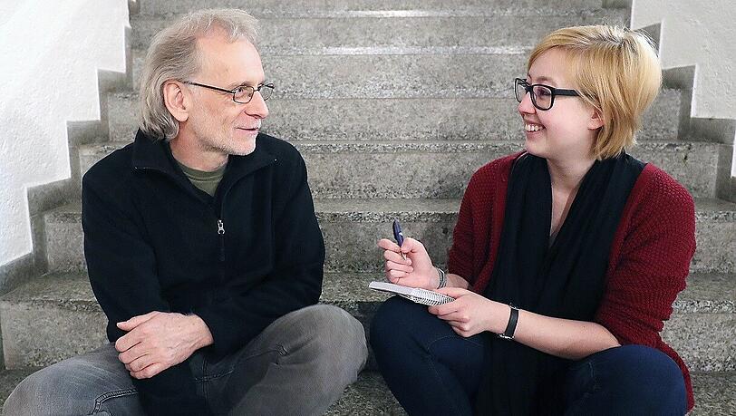 Lächeln? Geht doch! Der doch sehr fröhliche Pessimist Peter Litvai mit AZ-Volontärin Carmen Merckenschlager. Lächeln? Geht doch! Der doch sehr fröhliche Pessimist Peter Litvai mit AZ-Volontärin Carmen Merckenschlager.