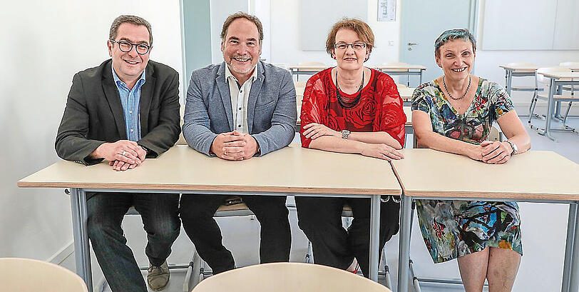 Auf der Schulbank (v.l.): Detlev Langer, Rektor Michael Hotz, Münchens dritte Bürgermeisterin Christine Strobl und Stadtschulrätin Beatrix Zurek.