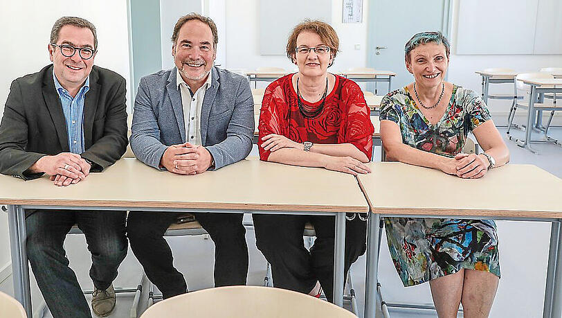 Auf der Schulbank (v.l.): Detlev Langer, Rektor Michael Hotz, Münchens dritte Bürgermeisterin Christine Strobl und Stadtschulrätin Beatrix Zurek. Auf der Schulbank (v.l.): Detlev Langer, Rektor Michael Hotz, Münchens dritte Bürgermeisterin Christine Strobl und Stadtschulrätin Beatrix Zurek.