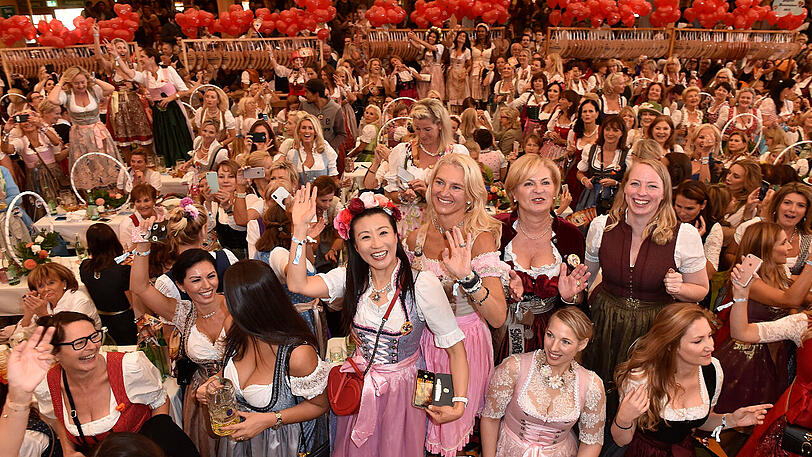 Blick ins Schützenfestzelt.