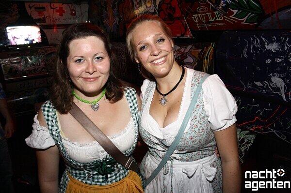 Viele Partygänger im Wiesn Outfit- Beim Heimatabend im 8Below - mehr Bilder gibt's auf www.nachtagenten.de. 
.de/gallery/flying-tuesa