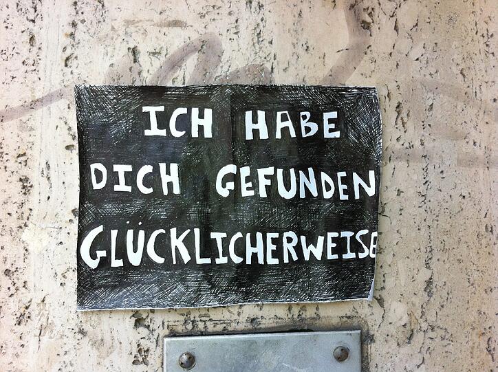 Die Botschaft über dem Klingelschild