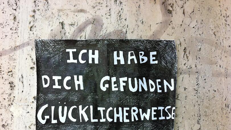 Die Botschaft über dem Klingelschild Die Botschaft über dem Klingelschild