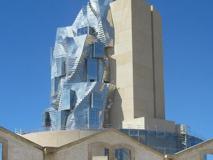 Der 56 Meter hohe Bau des amerikanischen Stararchitekten F. O. Gehry in Arles.