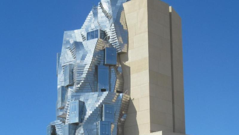 Der 56 Meter hohe Bau des amerikanischen Stararchitekten F. O. Gehry in Arles. Der 56 Meter hohe Bau des amerikanischen Stararchitekten F. O. Gehry in Arles.