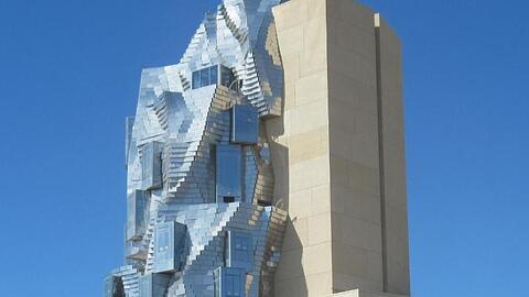 Der 56 Meter hohe Bau des amerikanischen Stararchitekten F. O. Gehry in Arles.