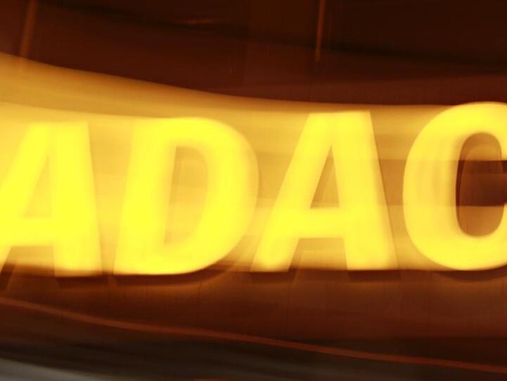 Eine Leuchtreklame von ADAC. Die 21 Millionen ADAC-Mitglieder sollen ab nächstem Jahr höhere Beiträge zahlen.