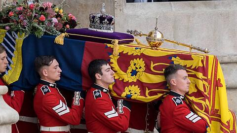 Der Sarg von Queen Elizabeth II. befindet sich auf den Weg zur letzten Ruhestätte.