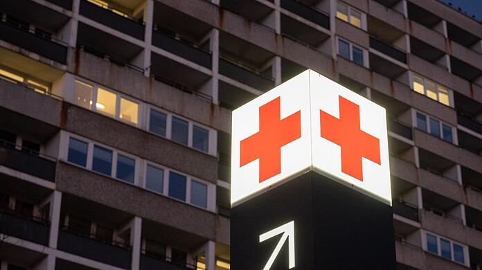 Eine 54-Jährige wird im Auto bewusstlos und rast in einen Pfosten – zu ihrem Glück in der Nähe einer Klinik. (Symbolbild)