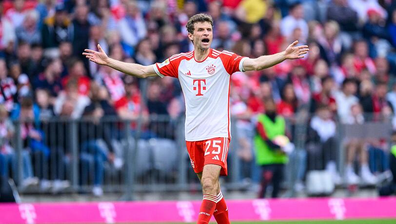 Münchens Thomas Müller gestikuliert.