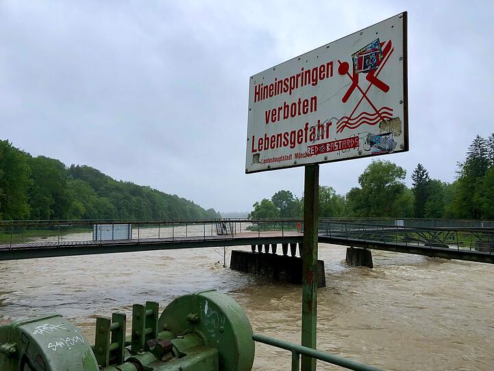 Diese Wassermassen sieht man selten am Wehr an der Marienklause in Harlaching.