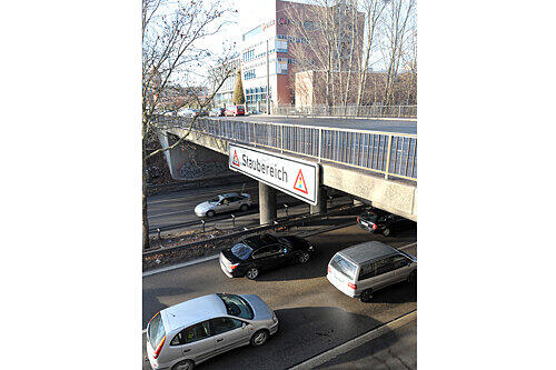 Von der Sandreutherbrücke in der Südstadt warf der Bub den Brocken auf den Frankenschnellweg.