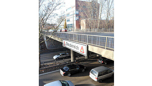 Von der Sandreutherbrücke in der Südstadt warf der Bub den Brocken auf den Frankenschnellweg. Von der Sandreutherbrücke in der Südstadt warf der Bub den Brocken auf den Frankenschnellweg.