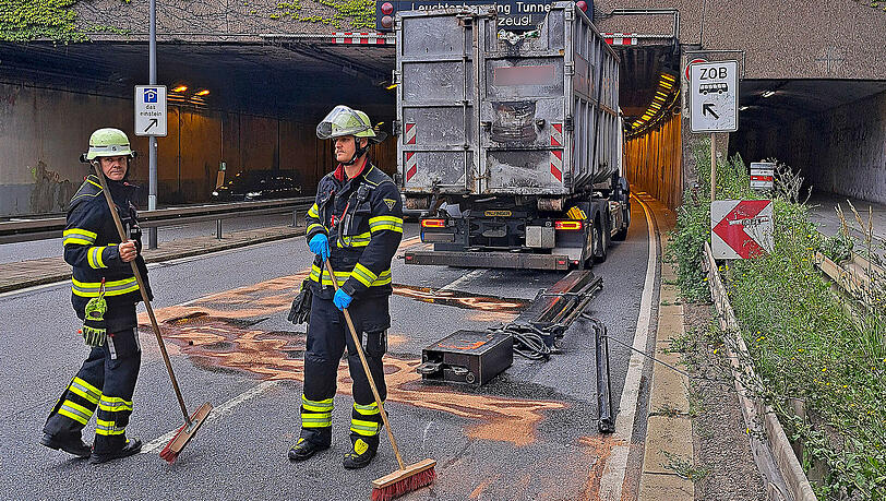 Einsatzkräfte der Feuerwehr mussten ausgelaufenes Hydrauliköl mit einem Bindemittel von der Fahrbahn beseitigen