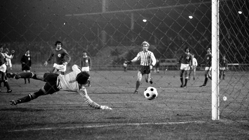 26. Okotber 1972: Der FC Bayern gastiert in Augbsurg für sein Auswärtsspiel gegen Omonia Nikosia und siegt. Bei diesem Treffer blickt Uli Hoeneß (Mitte) freudig dem Ball hinterher.