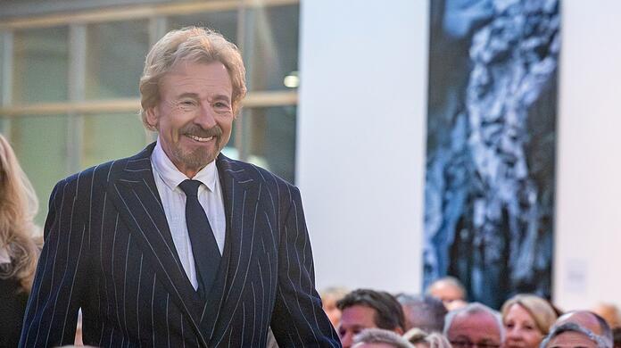 Moderator Thomas Gottschalk will sich nach einem Abschied aus dem TV-Geschäft für mindestens ein Jahr aus der Öffentlichkeit zurückziehen und reisen. (Archivbild)