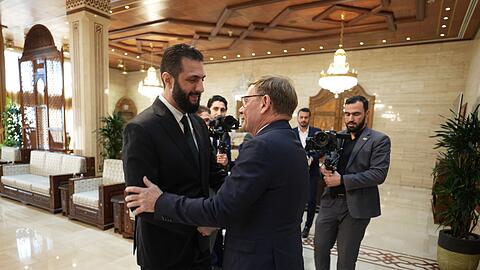 Syriens Interimspr&auml;sident Ahmed al-Scharaa h&auml;tte eigentlich diese Woche erstmals nach Deutschland kommen sollen. Er sagte den Besuch wegen der innenpolitischen Lage in seinem Land kurzfristig ab. (Archivbild)