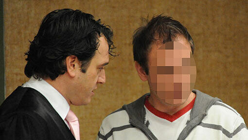 Der Angeklagte Brian S. (35) mit seinem Strafverteidiger Stefan Korn im Münchner Landgerichtssaal. Der Angeklagte Brian S. (35) mit seinem Strafverteidiger Stefan Korn im Münchner Landgerichtssaal.