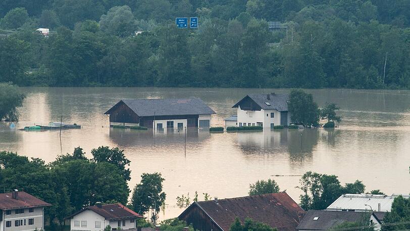 Häuser des Ortsteils Fischerdorf in Deggendorf sind am Dienstag, den 04.06.2013, vom Hochwasser der Donau umschlossen. Häuser des Ortsteils Fischerdorf in Deggendorf sind am Dienstag, den 04.06.2013, vom Hochwasser der Donau umschlossen.