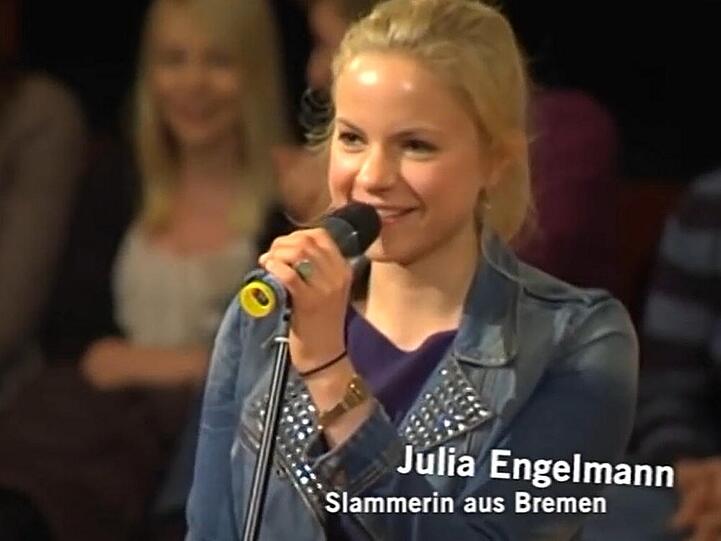 Julia Engelmann bei ihrem Auftritt beim Poetry Slam der Universität Bielefeld im Mai 2013