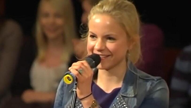 Julia Engelmann bei ihrem Auftritt beim Poetry Slam der Universität Bielefeld im Mai 2013 Julia Engelmann bei ihrem Auftritt beim Poetry Slam der Universität Bielefeld im Mai 2013