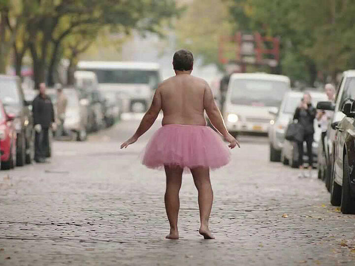 Bob Carey marschiert für seine kranke Frau im rosa Tüll durch die Straßen