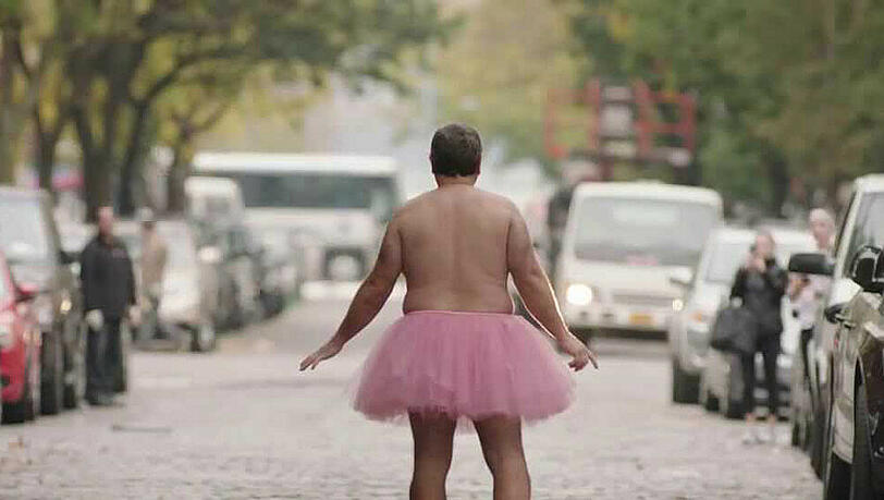 Bob Carey marschiert für seine kranke Frau im rosa Tüll durch die Straßen Bob Carey marschiert für seine kranke Frau im rosa Tüll durch die Straßen
