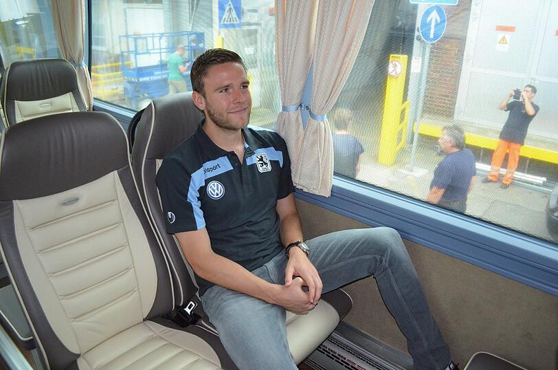 Hat Dominik Stahl etwa schon seinen neuen Stammplatz für die Fahrten zum Spiel gefunden? Zu gefallen scheint ihm der Bus jedenfalls.