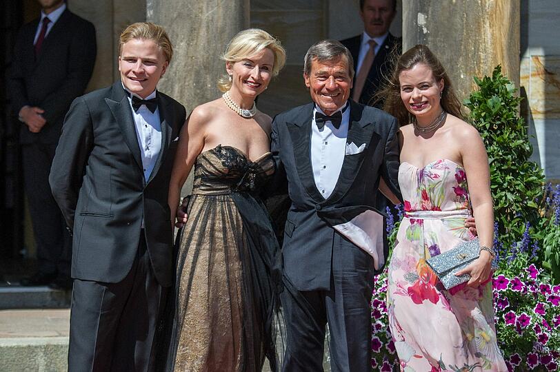 Trigema-Chef Wolfgang Grupp (3.v.l.), Ehefrau Elisabeth (2.v.l.), Tochter Bonita (r) und Sohn Wolfgang Grupp Jr.