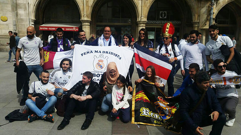 Mittwochmittag am Marienplatz: Fans von Real Madrid stimmen sich schonmal auf die bevorstehende Partie ein.