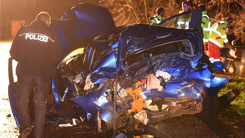 Das Wrack des geparkten Wagens steht an der Unfallstelle.