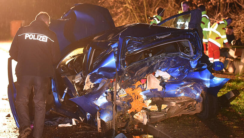 Das Wrack des geparkten Wagens steht an der Unfallstelle. Das Wrack des geparkten Wagens steht an der Unfallstelle.