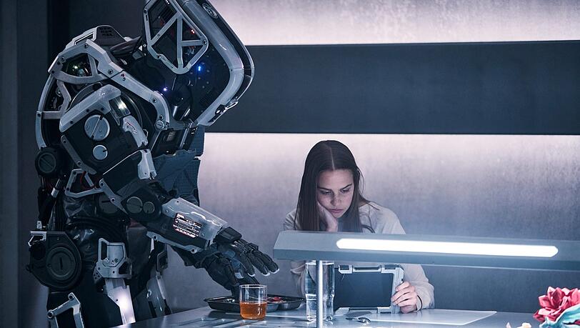 "Tochter" (Clara Rugaard) und Roboter-"Mutter".