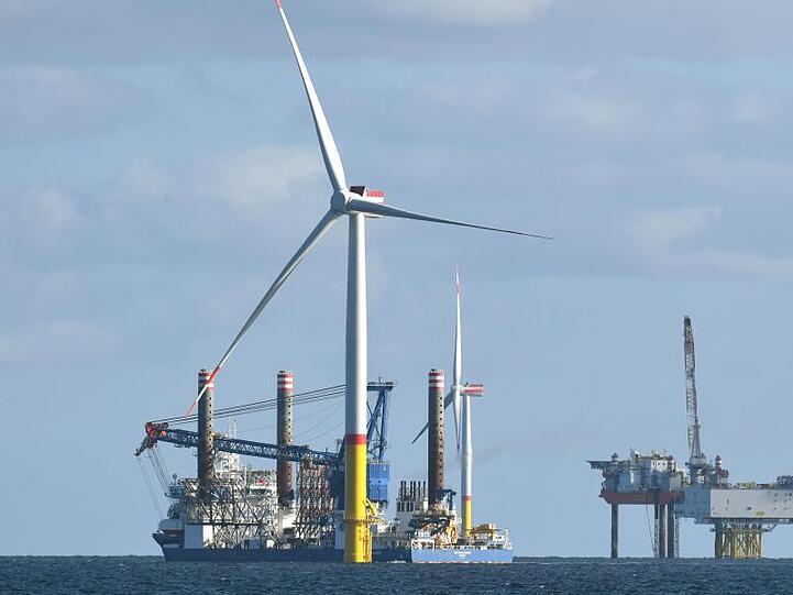 Im Offshore-Windpark "Arkona" in der Ostsee vor der Insel Rügen werden Bauarbeiten durchgeführt.