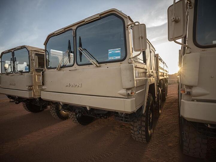 Deutsche Hilfe für die Armee des Niger: Lastwagen in der Hauptstadt Niamey.