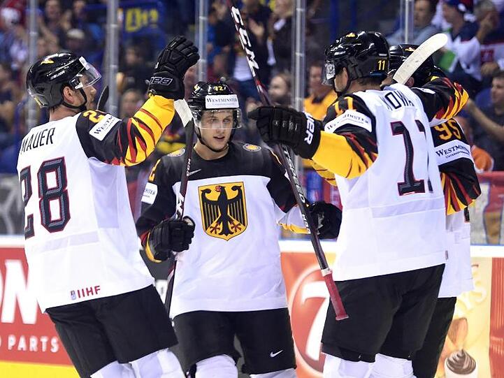 Frank Mauer (l-r), Dominik Kahun, Marco Nowak und Torschütze Frederik Tiffels (verdeckt) jubeln über das 2:0.