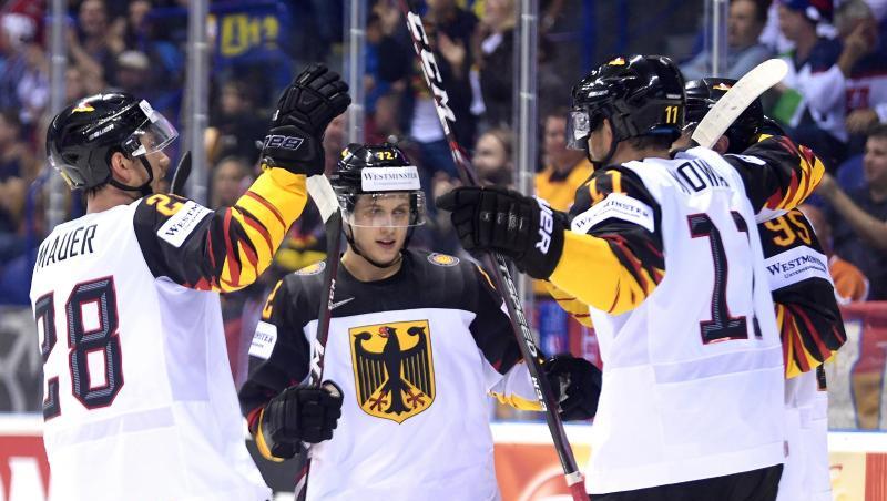 Frank Mauer (l-r), Dominik Kahun, Marco Nowak und Torschütze Frederik Tiffels (verdeckt) jubeln über das 2:0. Frank Mauer (l-r), Dominik Kahun, Marco Nowak und Torschütze Frederik Tiffels (verdeckt) jubeln über das 2:0.