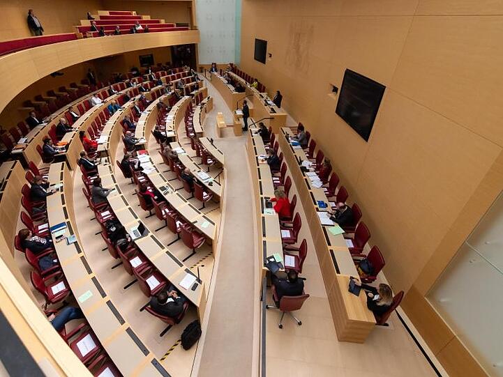 Die Abgeordneten im bayerischen Landtag nehmen an einer Plenarsitzung teil. (Archivbild)