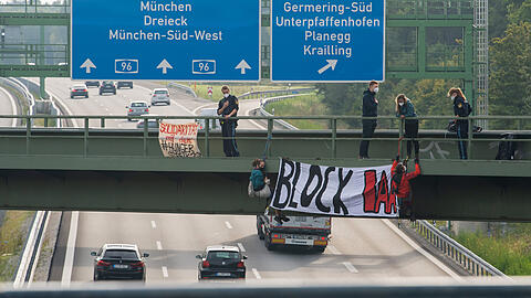 "BLOCK IAA": Aktivisten bei ihrer Banner-Aktion auf der A96.