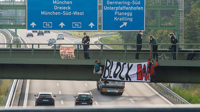"BLOCK IAA": Aktivisten bei ihrer Banner-Aktion auf der A96. Sie sollen zwei bis vier Jahre ins Gefängnis, geht es nach der Staatsanwaltschaft. (Archiv)