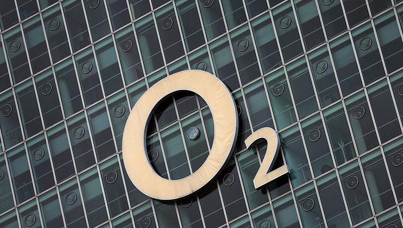 Das Logo des Telekommunikationsanbieters O2 ist an der Deutschlandzentrale in München zu sehen.