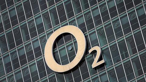 Das Logo des Telekommunikationsanbieters O2 ist an der Deutschlandzentrale in München zu sehen.