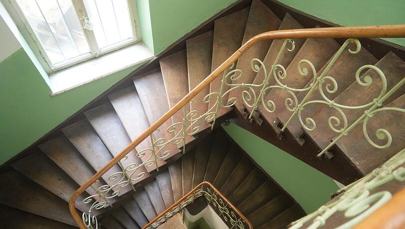 Wunderschön: das historische Treppenhaus mit sich wendelnder Eichentreppe. Hier wollen die neuen Hauseigentümerl einen gläsernen Aufzug in die Mitte einbauen. Wunderschön: das historische Treppenhaus mit sich wendelnder Eichentreppe. Hier wollen die neuen Hauseigentümerl einen gläsernen Aufzug in die Mitte einbauen.