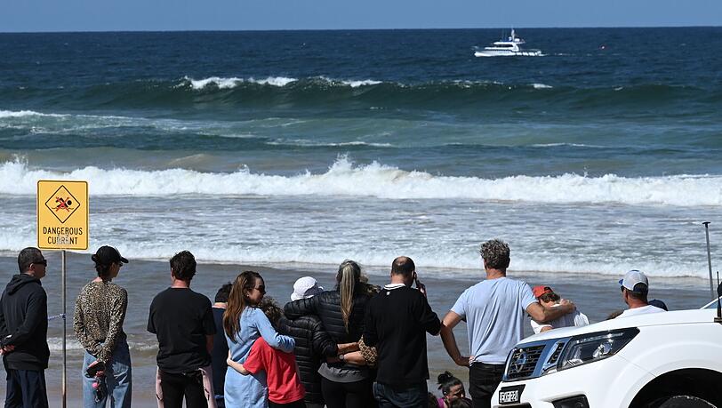 Familienangehörige und Freunde trauerten am Strand um das Opfer.
