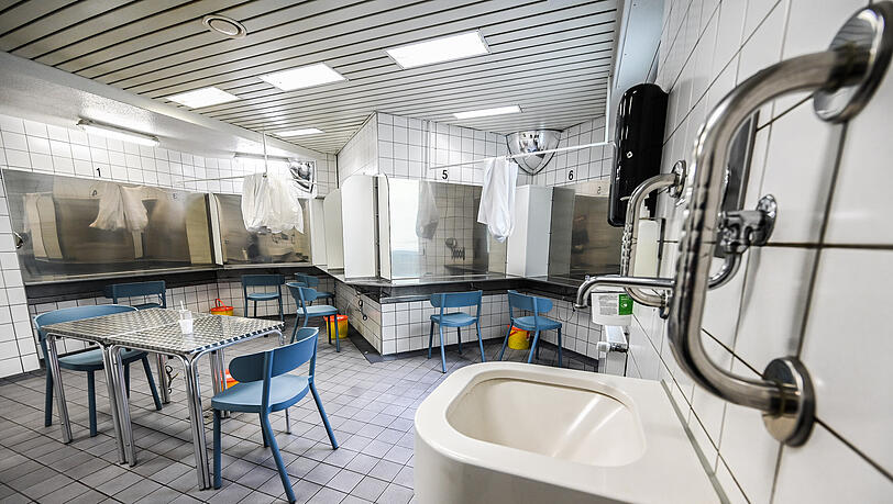 In anderen Städten gibt es bereits Konsumräume, in denen drogenabhängige Menschen sicher konsumieren können. Dort steht bei Bedarf medizinisches Personal bereit, und die Besucher erhalten saubere Spritzen. Hier ein Konsumraum in Essen. In anderen Städten gibt es bereits Konsumräume, in denen drogenabhängige Menschen sicher konsumieren können. Dort steht bei Bedarf medizinisches Personal bereit, und die Besucher erhalten saubere Spritzen. Hier ein Konsumraum in Essen.