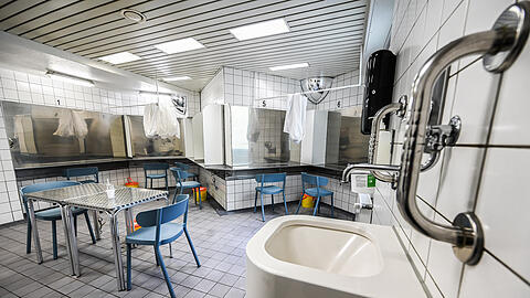 In anderen St&auml;dten gibt es bereits Konsumr&auml;ume, in denen drogenabh&auml;ngige Menschen sicher konsumieren k&ouml;nnen. Dort steht bei Bedarf medizinisches Personal bereit, und die Besucher erhalten saubere Spritzen. Hier ein Konsumraum in Essen.